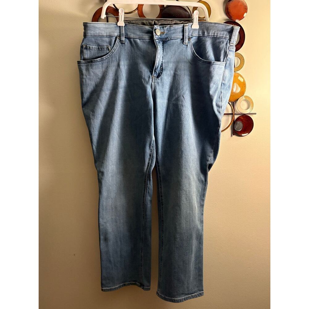 B10: Women's Lee's 22WP light blue jeans with comfort waist band